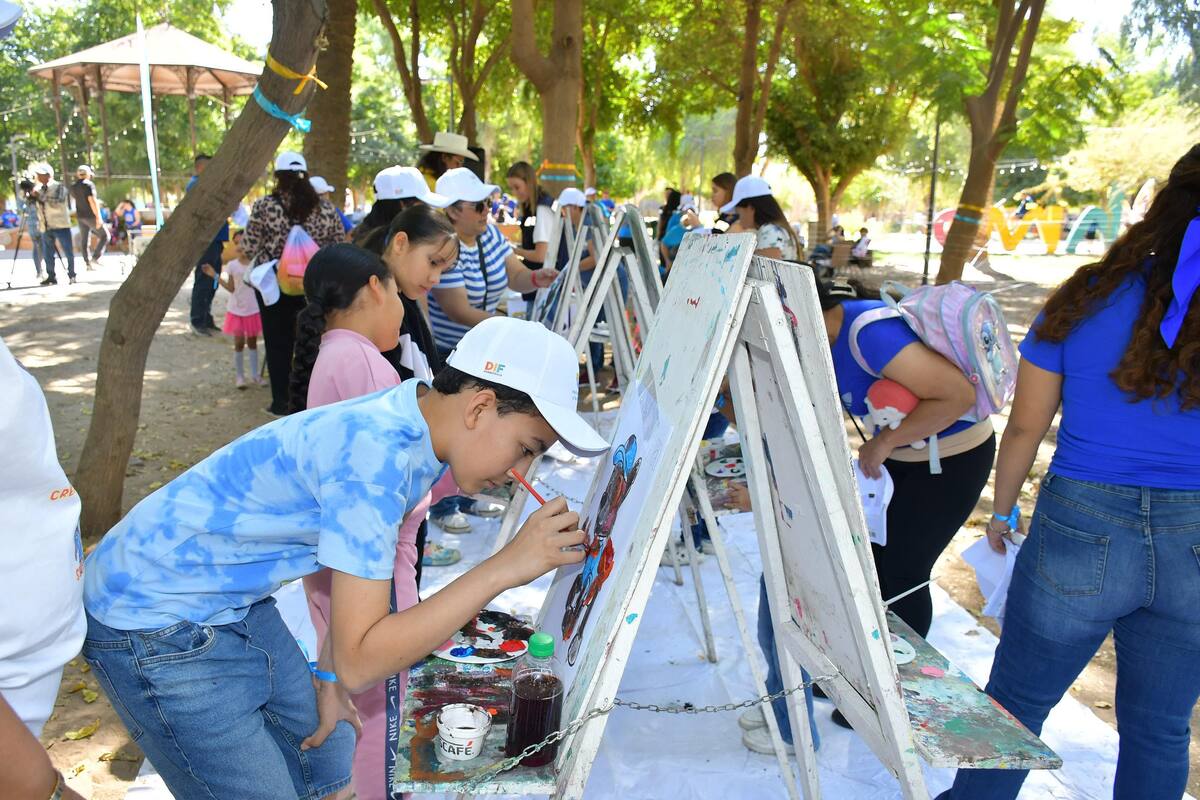 Los niños tuvieron sus caballetes para pintar. FOTO: ESPECIAL
