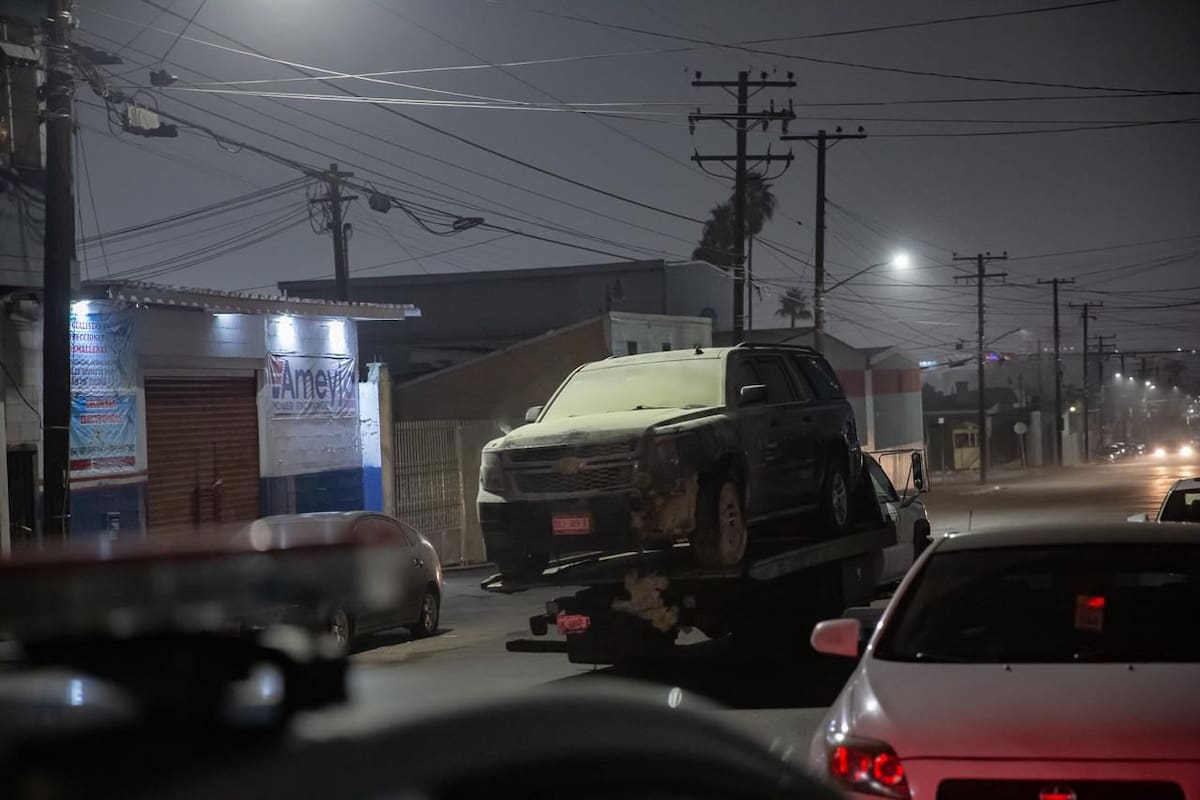 Incendian camionetas en funerario de Zona Centro