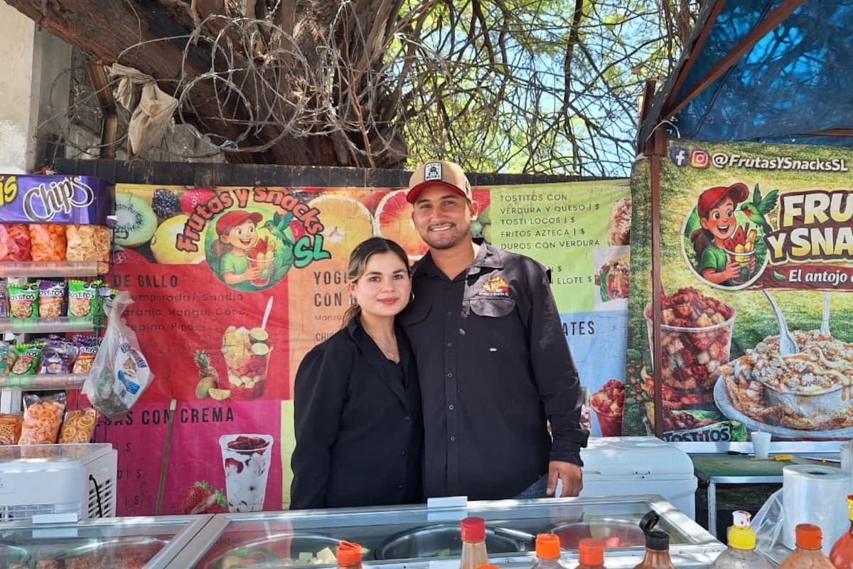 De vender fruta en un semáforo a tener su propio puesto: Silvana y Luis buscan salir adelante con snacks y aguas frescas en Hermosillo