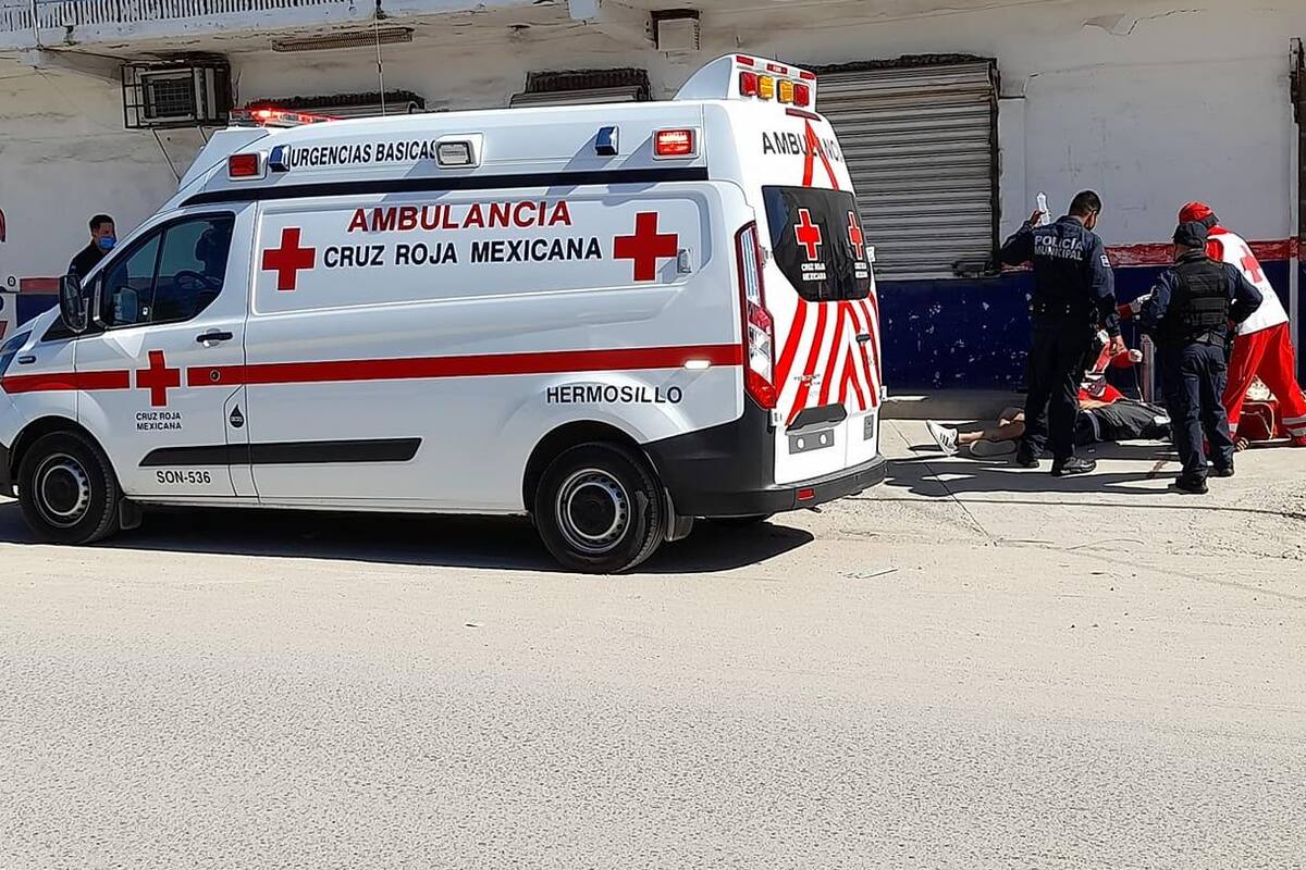 Paramédicos ayudan a hombre tirado sobre la banqueta en colonia Hidalgo