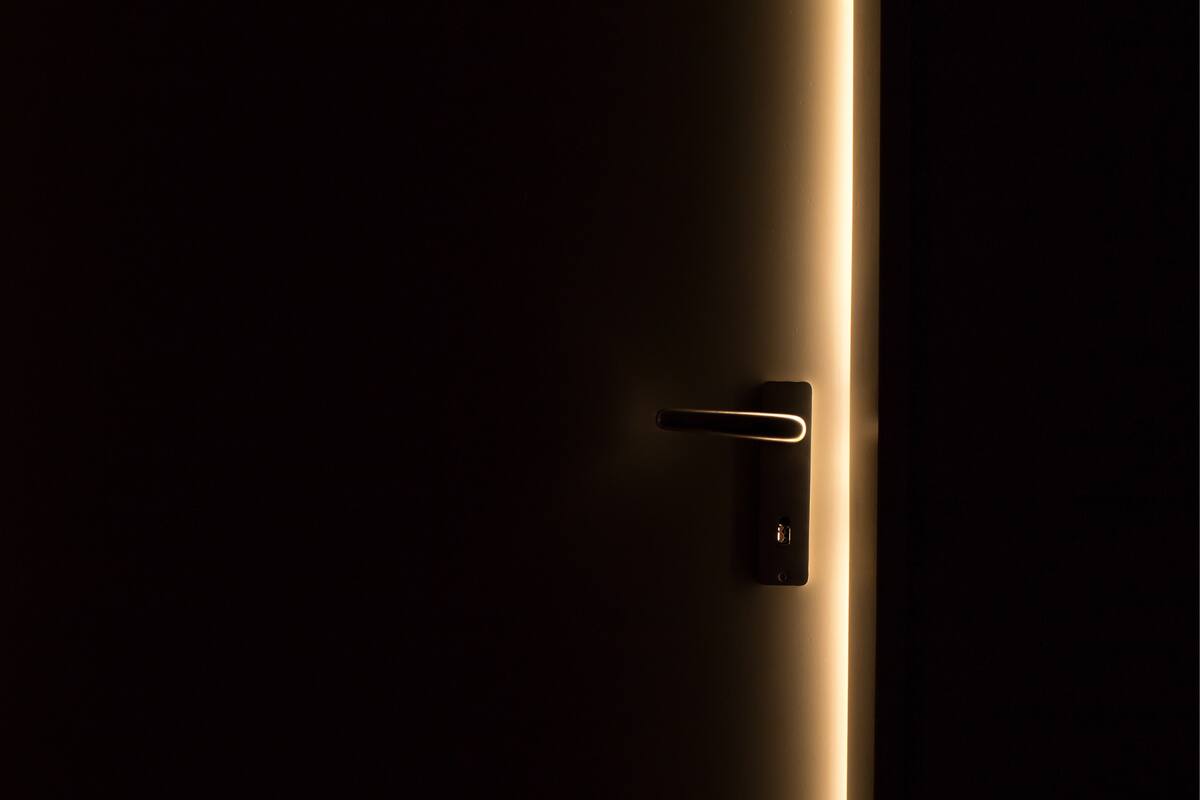 Un hombre regresó a su casa, descubrió que le habían cambiado la cerradura y sacado todos sus muebles