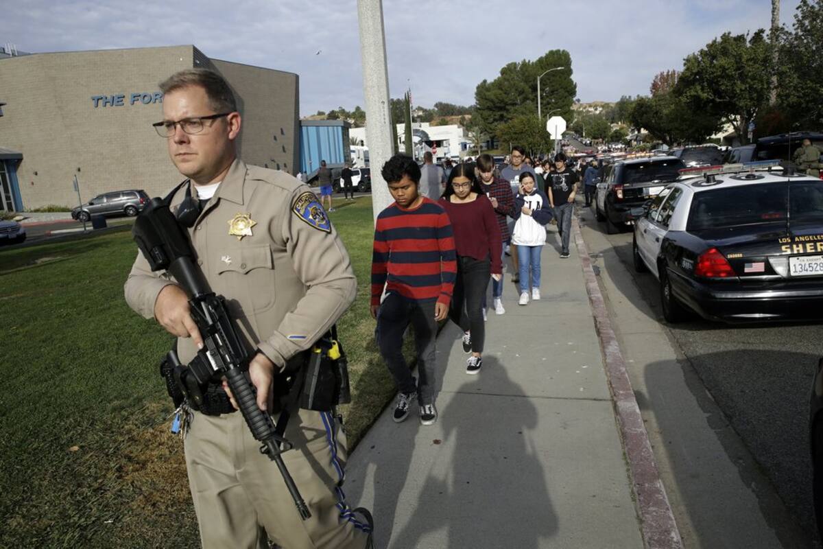 Aumentan a 2 muertos por tiroteo en escuela de Santa Clarita