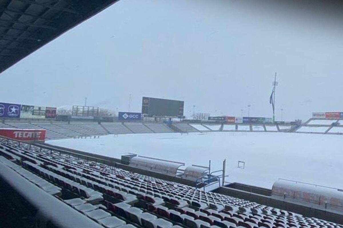 ¡Cuanta belleza! Estadio de Bravos de Juárez se pinta de blanco tras fuerte nevada