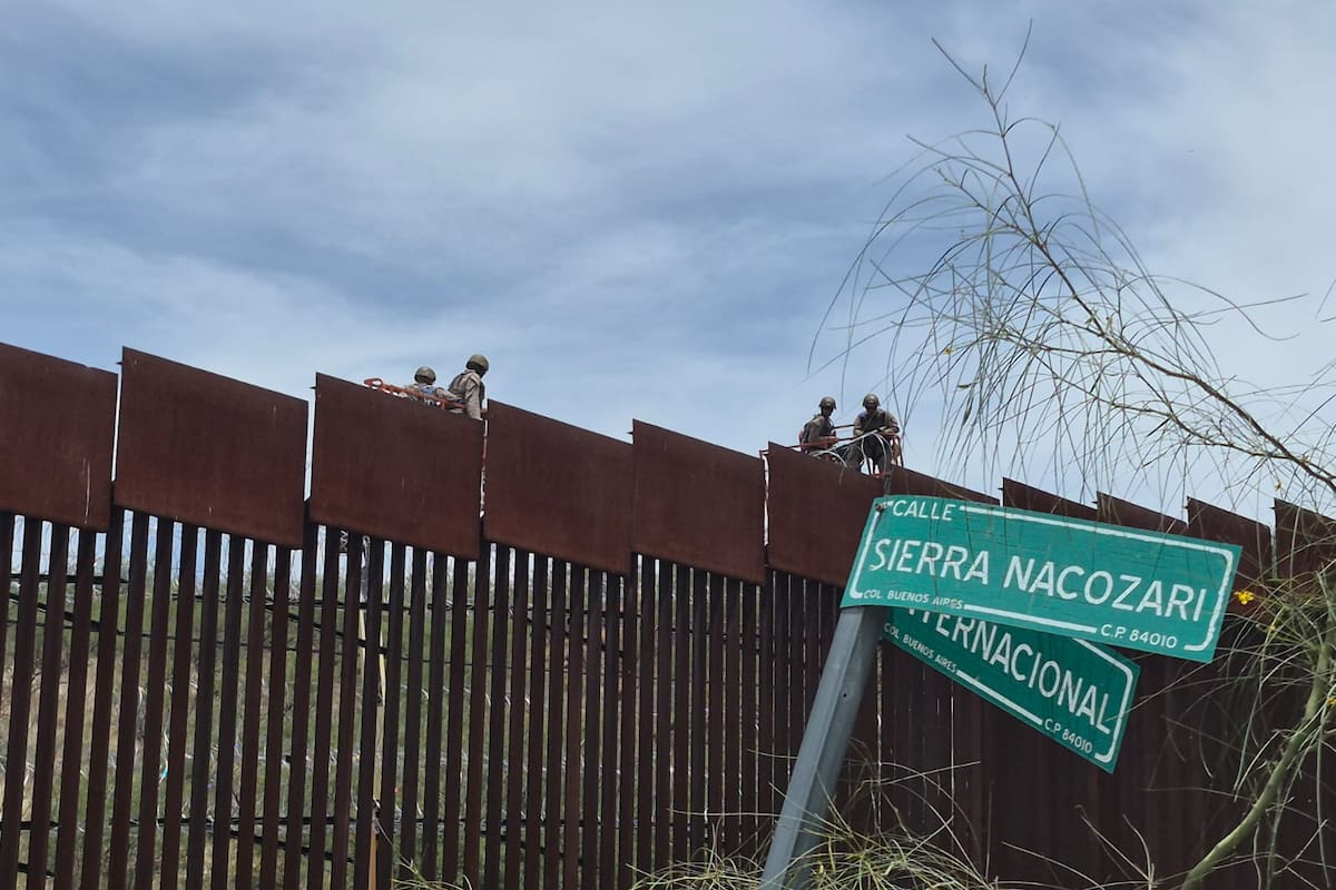 Militares estadounidenses refuerzan el muro fronterizo en Nogales; van 22 kilómetros de alambre de púas colocados en la frontera de Sonora