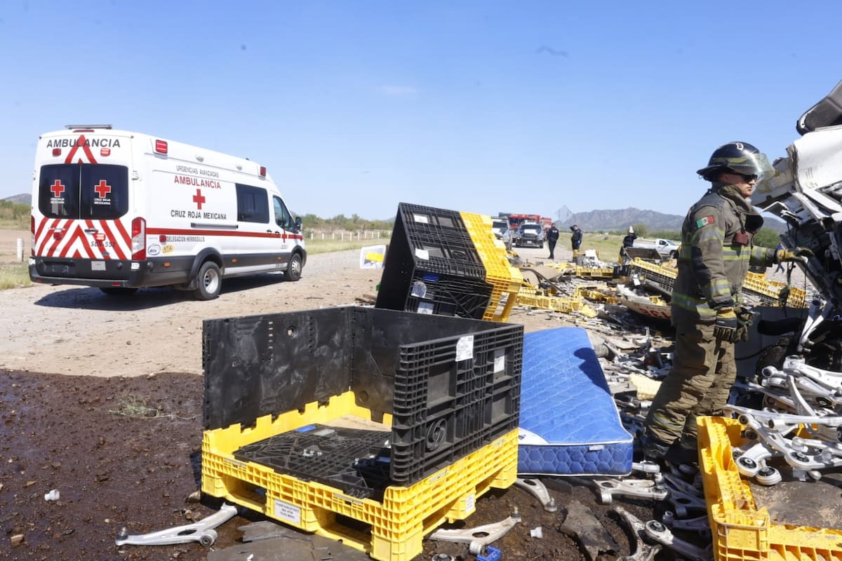 Tráiler cargado con autopartes vuelca en la carretera Guaymas–Hermosillo, chofer resulta herido