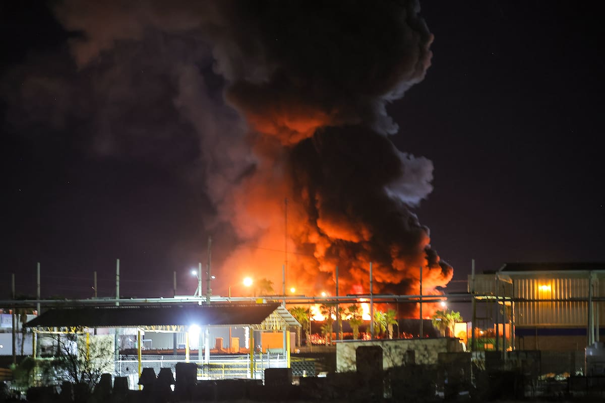 Incendio consume tres bodegas en la carretera a Bahía de Kino y deja pérdidas millonarias en Hermosillo