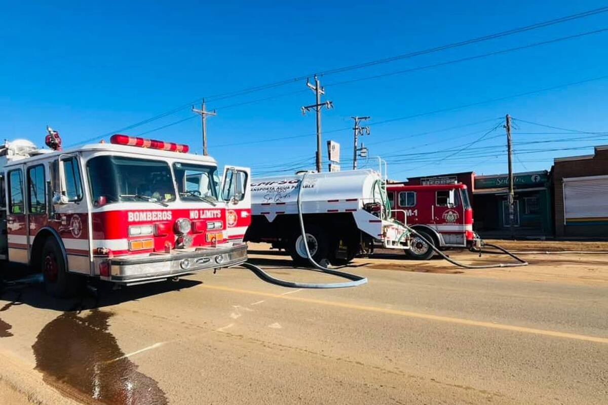 Evacuan comercios de dos cuadras en Camalú por fuga de gas