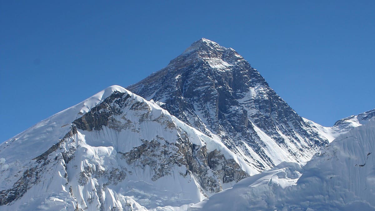 Dos escaladores indios mueren en el Everest durante récord de ascensos en Nepal