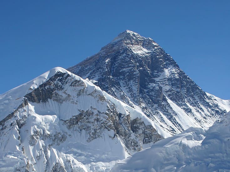 IMPACTANTE: Leopardo de las nieves sorprende al aparecer en lo alto del Everest