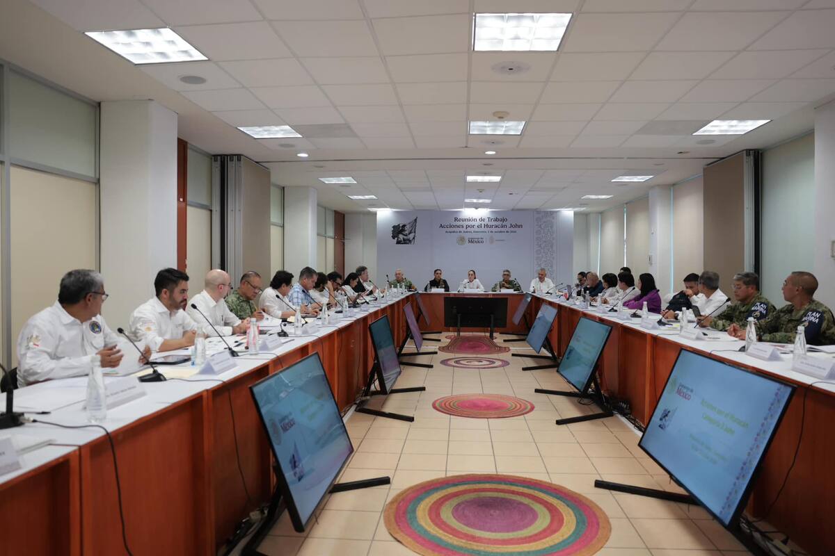 La presidenta Claudia Sheinbaum tiene reunión en Acapulco para coordinar acciones de emergencia y abastecimiento tras crisis en Guerrero