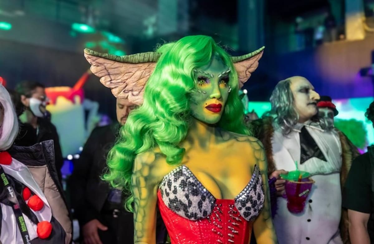 Belinda lleva a cabo su tradicional fiesta de Halloween.