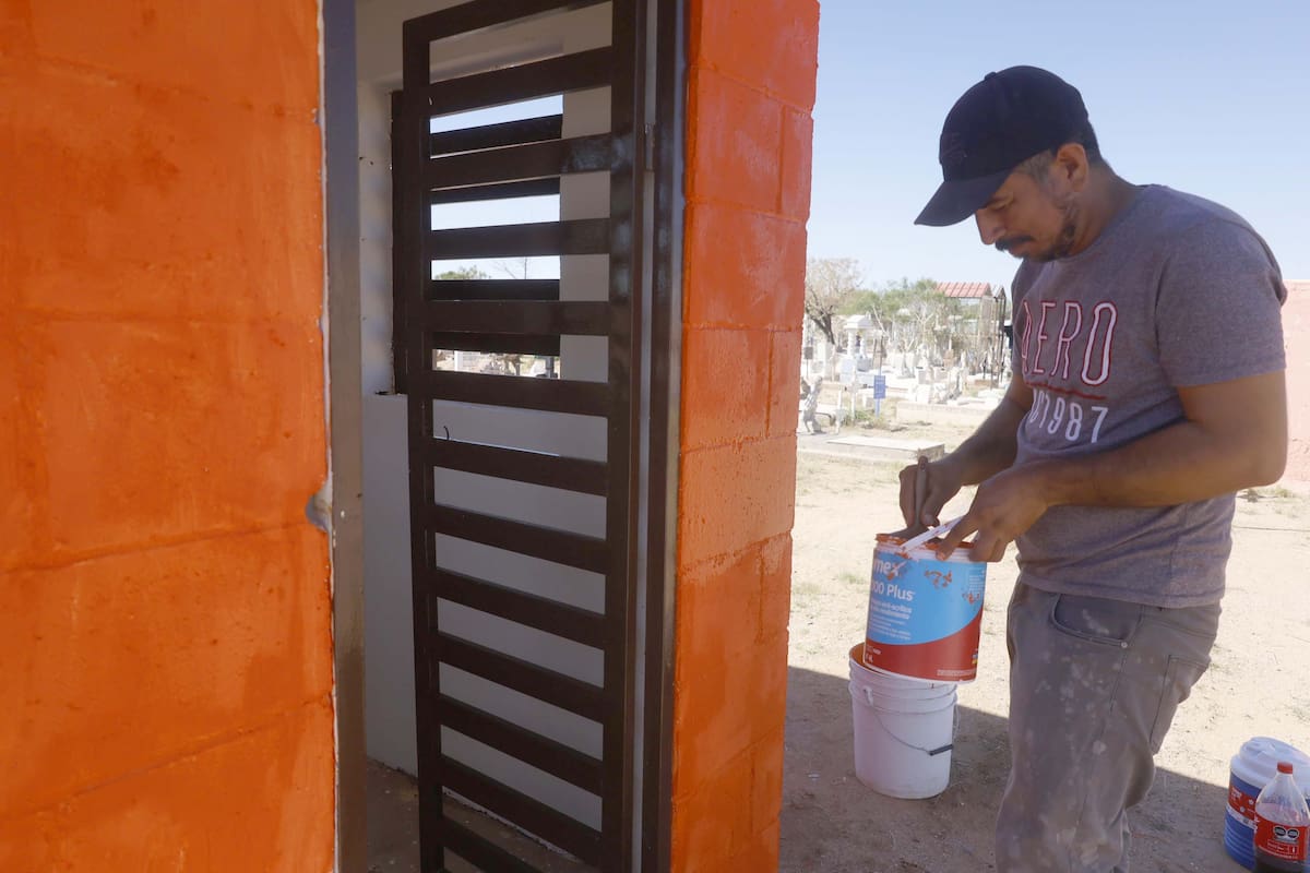 Germán Becerra pinta la capilla de la tumba de su hija en el Panteón Municipal con el color naranja que a ésta le gustaba. FOTO: TEODORO BORBÓN