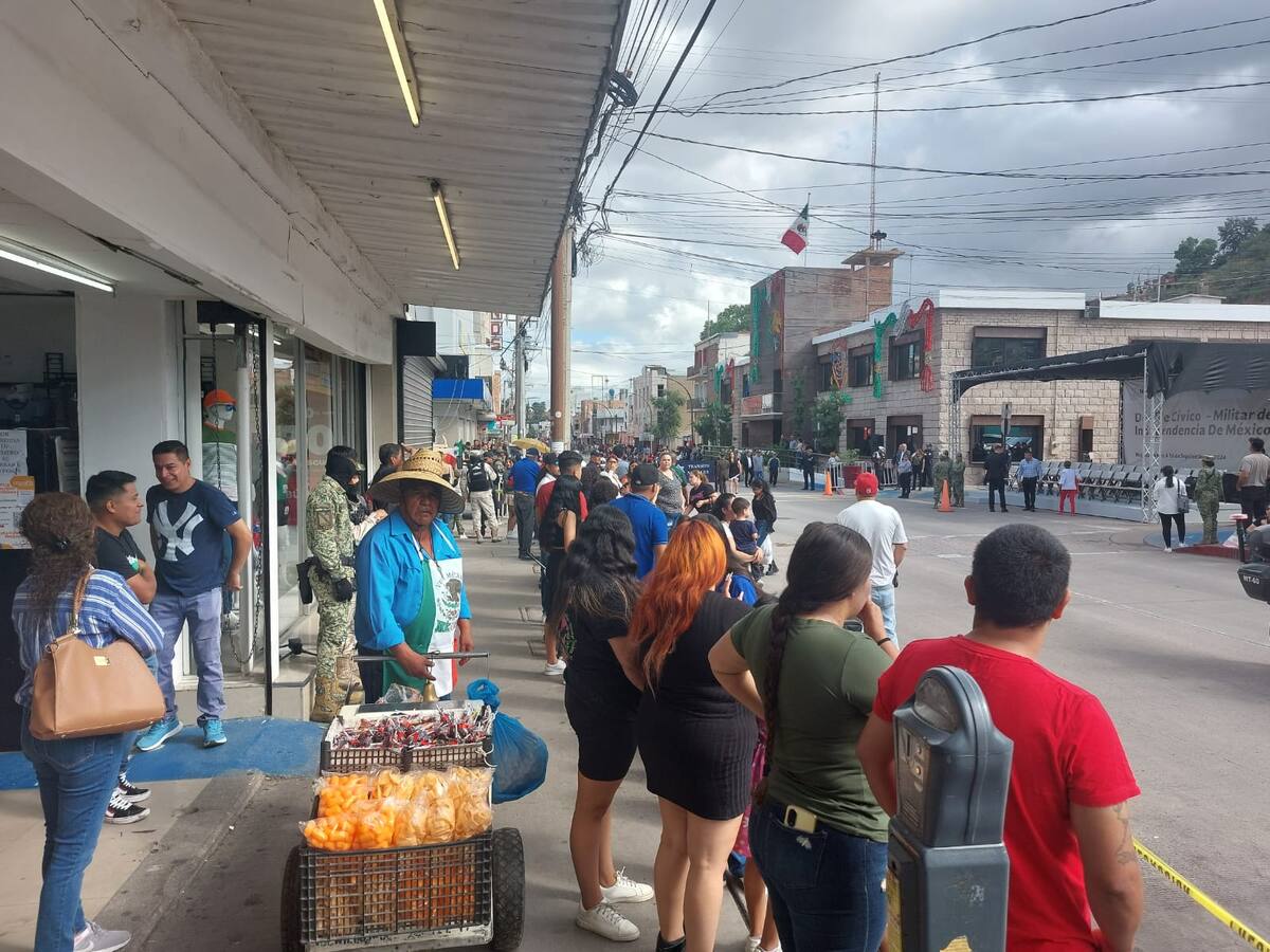 En las aceras y banquetas los asistentes, en familias enteras, lucen atuendos alusivos a la ocasión, sin faltar la tradivendimiade vendedores ambulantes.