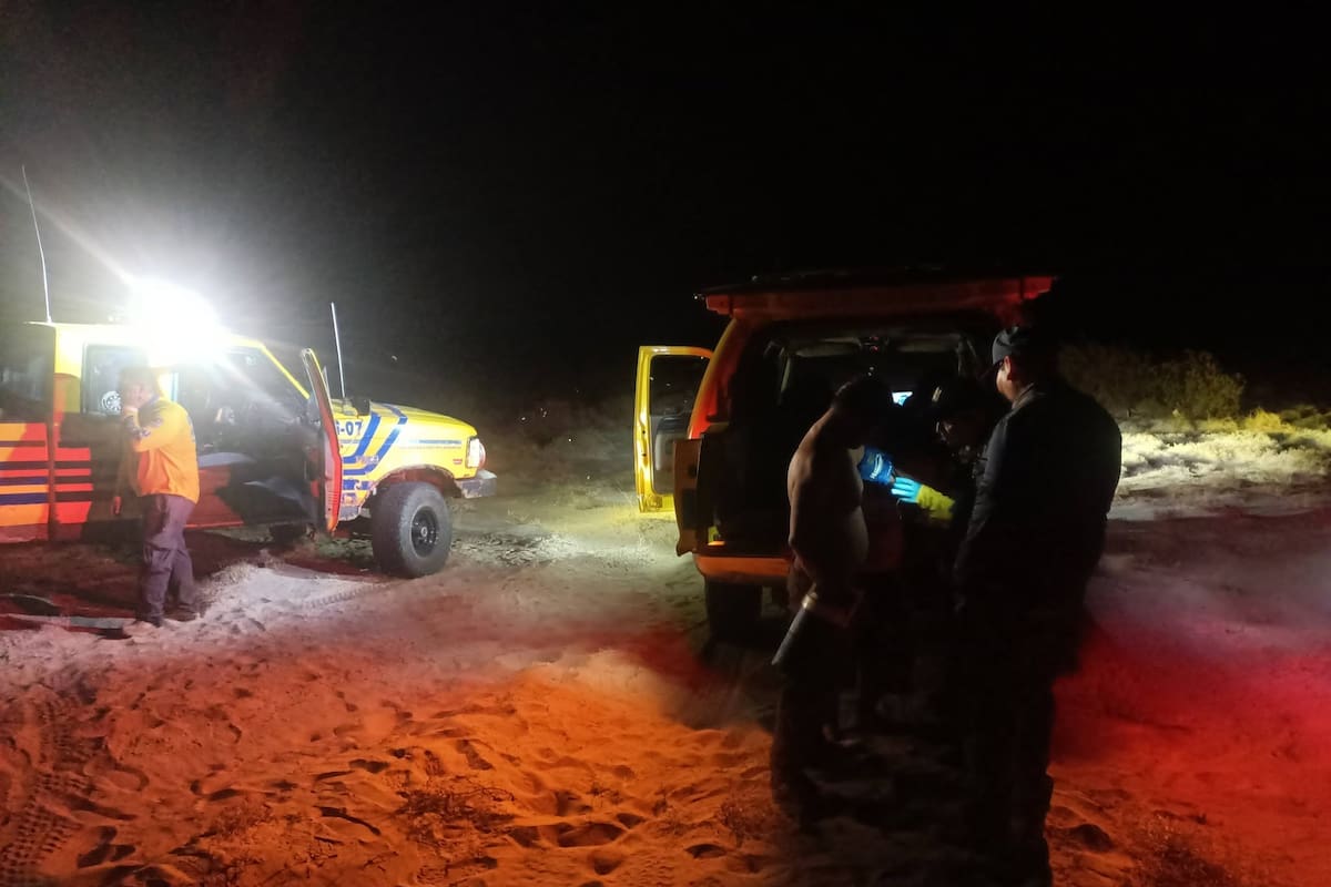 Rescatan a dos hombres que quedaron varados en el desierto por la carretera a San Felipe