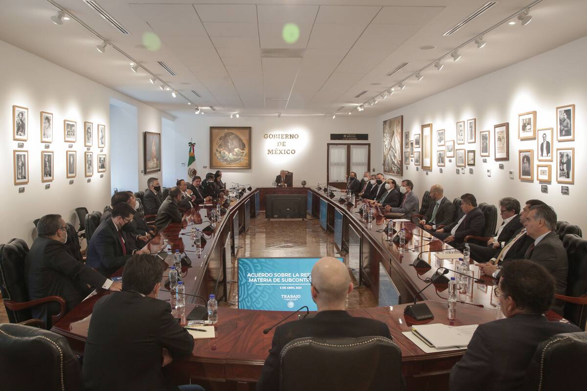 AMLO llega a acuerdo con empresarios en tema de outsourcing y reparto de utilidades