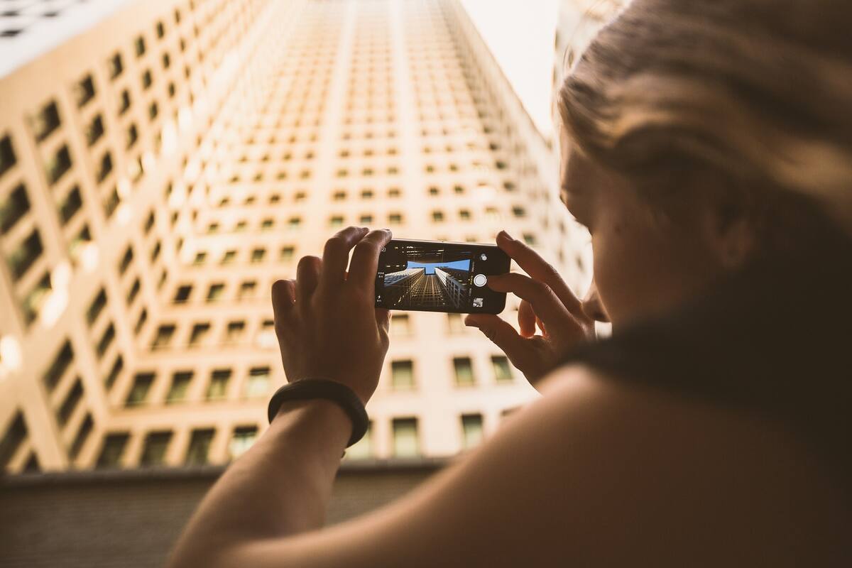 ¿Qué tan peligroso es usar el teléfono mientras se camina?