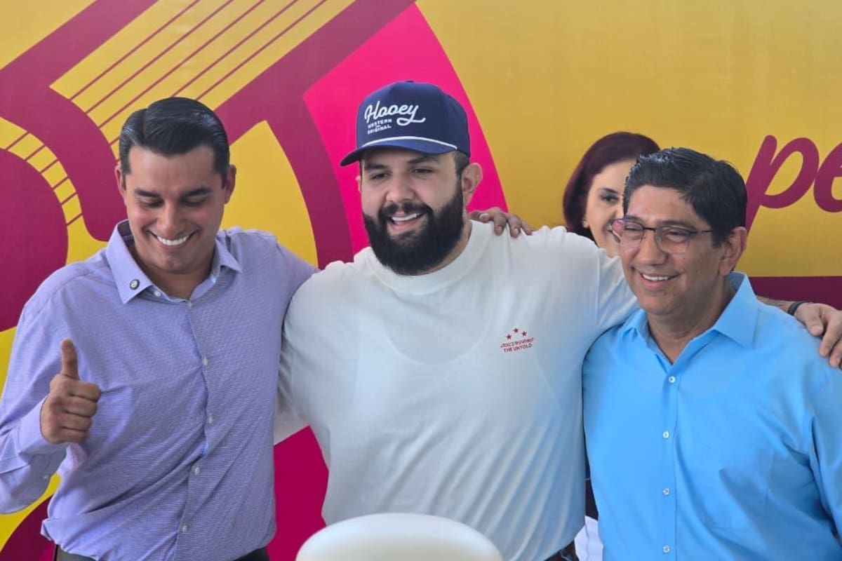 SEC y el Gobierno de Sonora distinguen a Carin León como exalumno distinguido