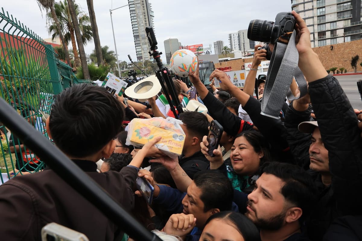 Decenas de seguidores acudieron al hotel donde se concentró el equipo iraní para despedirlo con autógrafos, fotografías y regalos, cerrando así uno de los capítulos mundialistas que vivió Tijuana durante la Copa Mundial de la FIFA 2026. Foto: Sergio Ortiz