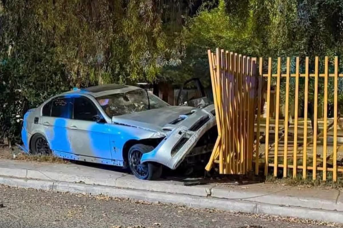 Pierde el control de su vehículo y choca contra escuela en Ex-Ejido Coahuila