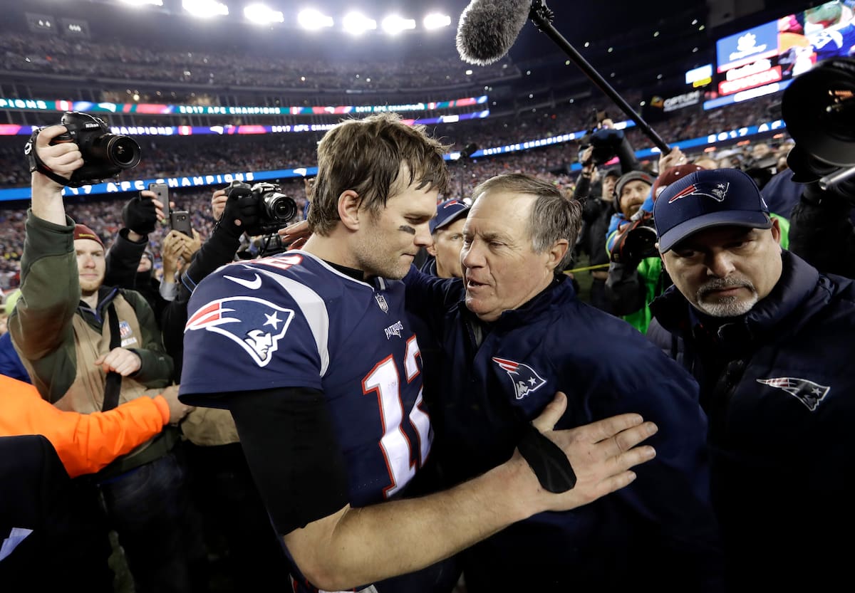 ARCHIVO - Tom Brady y el entrenador Bill Belichick. (AP Foto/David J. Phillip, archivo)