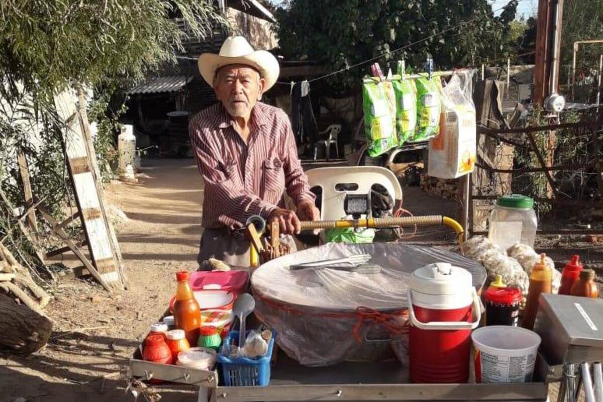 "Si no trabajamos no comemos", dice Don Joaquín, vendedor de elotes