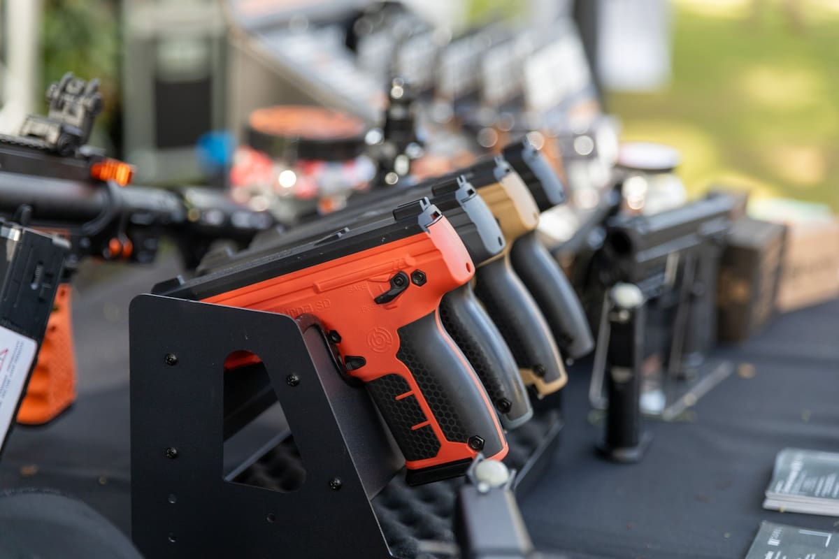 Policías municipales de Tijuana se equipan con armas no letales