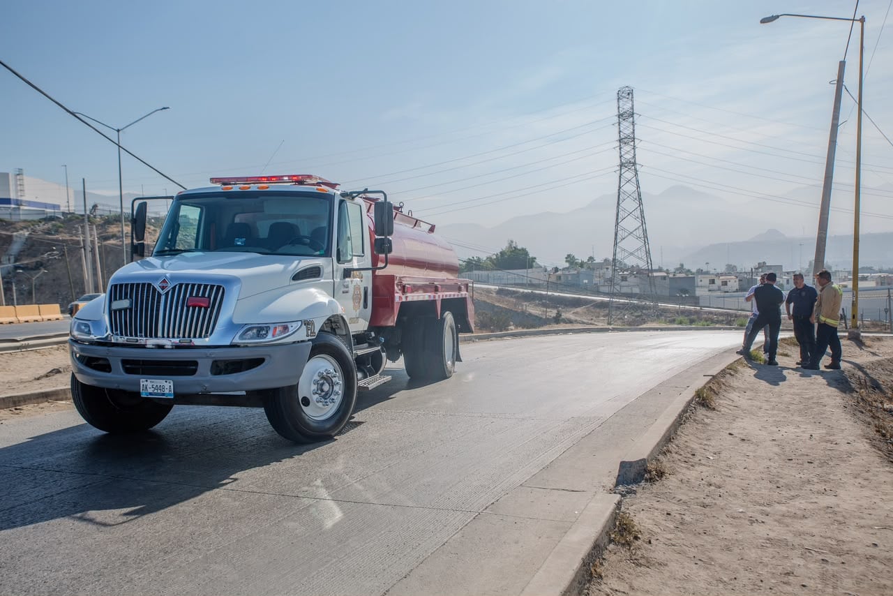 Un camión de transporte de personal de Settepi cayó a un desnivel tras un percance con una pipa de Bomberos en Mesa de Otay. Foto: Border Zoom