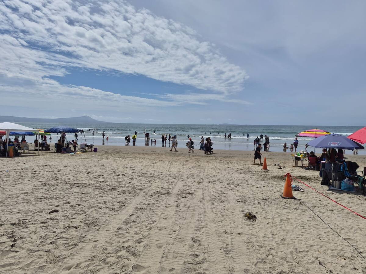 Cientos de turistas acudieron a playas de Ensenada; mientras en Playa Hermosa prevaleció la calma, en Playa La Misión se realizaron rescates por corrientes de retorno. Foto: Cortesía