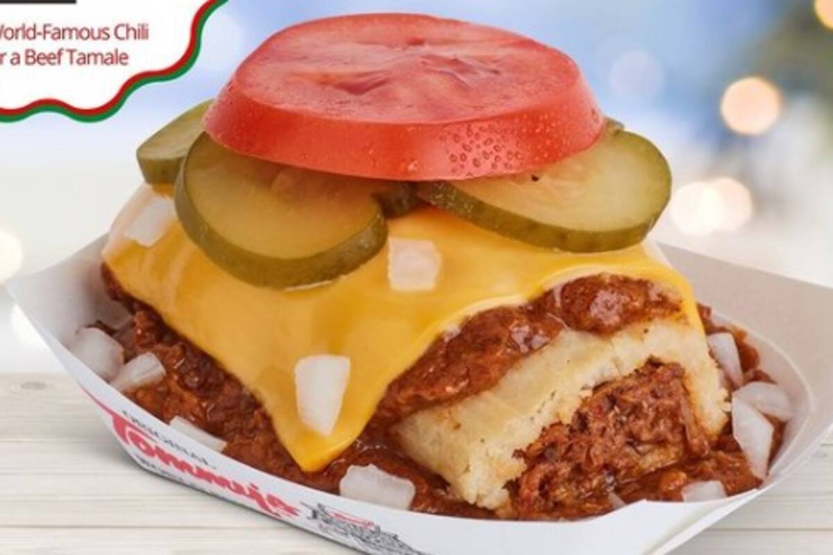 Agregan ingredientes de hamburguesa a un tamal y le llueven críticas a restaurante