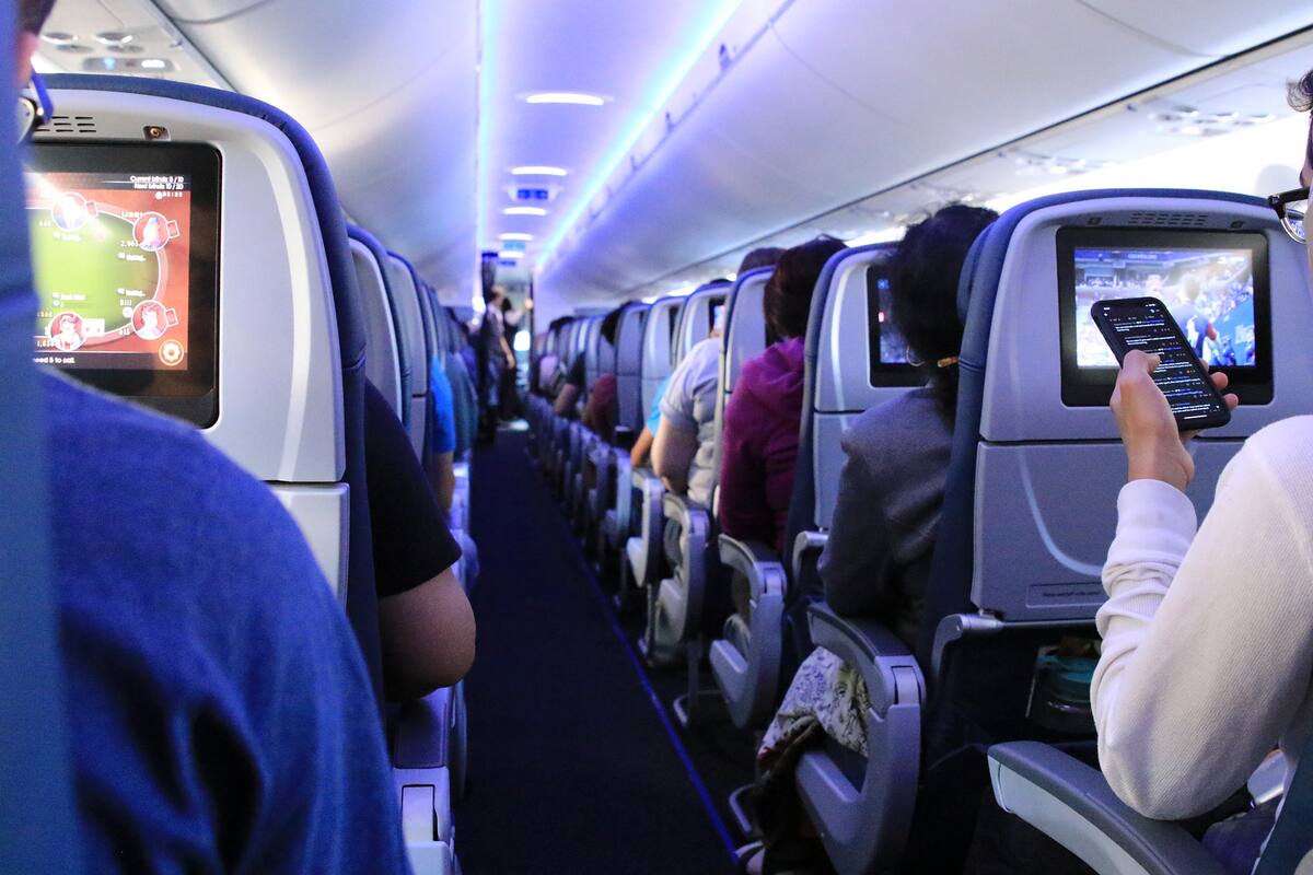 Pasajero amenaza a los auxiliares de vuelo y otros pasajeros por pedirle ponerse el cubre bocas