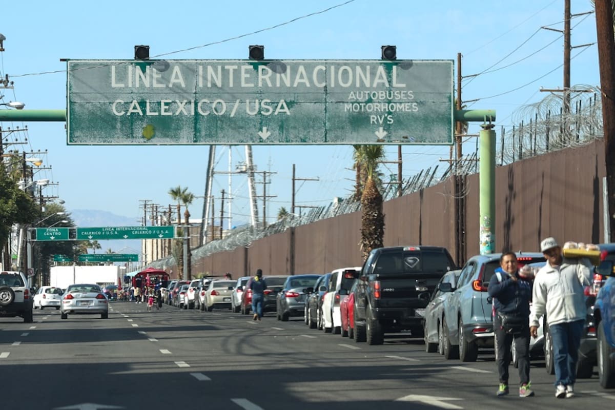 Largas filas para cruzar a Calexico este lunes por Zona Centro; espera de hasta 70 minutos