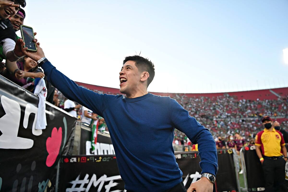 Brandon Moreno asiste a juego de México en Los Ángeles