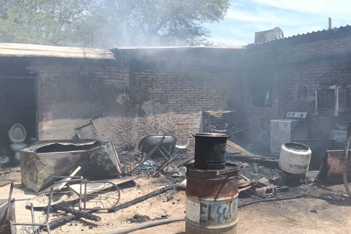 Incendio consume parte de una vivienda y moviliza a bomberos en SLRC