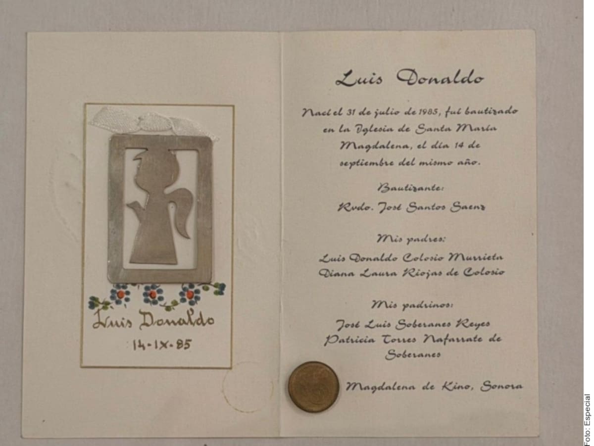 La invitación de bautizo conserva una moneda correspondiente al “bolo” mencionado por Colosio Riojas al hablar del documento. FOTO: AGENCIA REFORMA