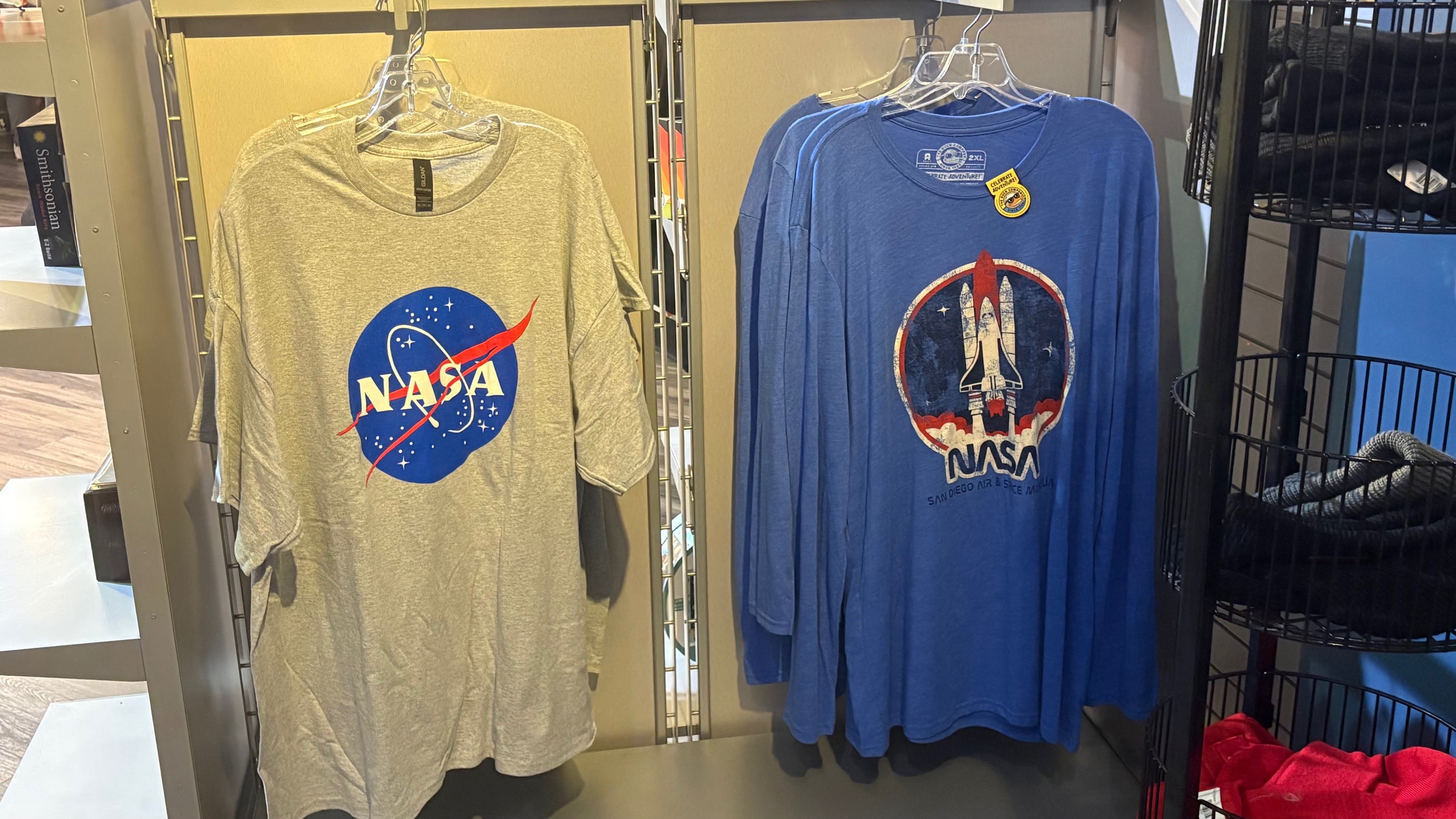 Miles de personas se reunieron en el Museo del Aire y el Espacio para celebrar el regreso de Artemis II, en un ambiente de emoción y orgullo por la misión espacial. Foto: Ana Gómez