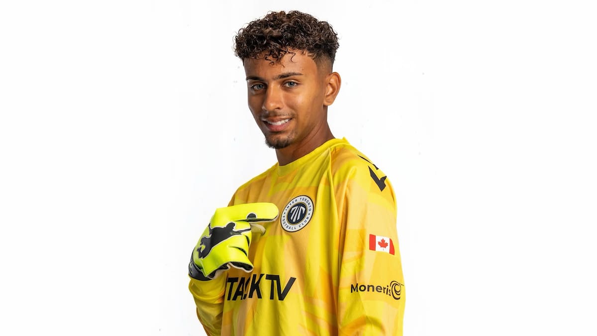 Antonio Campos señala el logo del Inter Toronto con los guantes de portero puestos que llevan la silueta de su padre, Jorge Campos. (Foto: IG @antonio.campos1)