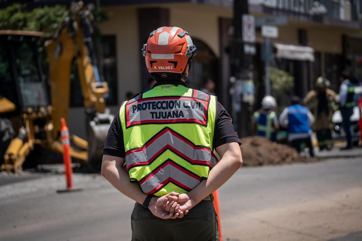 La fuga de gas LP registrada en la colonia Cacho movilizó a cuerpos de emergencia y obligó al cierre de la vialidad, mientras se realizaban las maniobras para controlar el incidente. Foto: Cortesía.