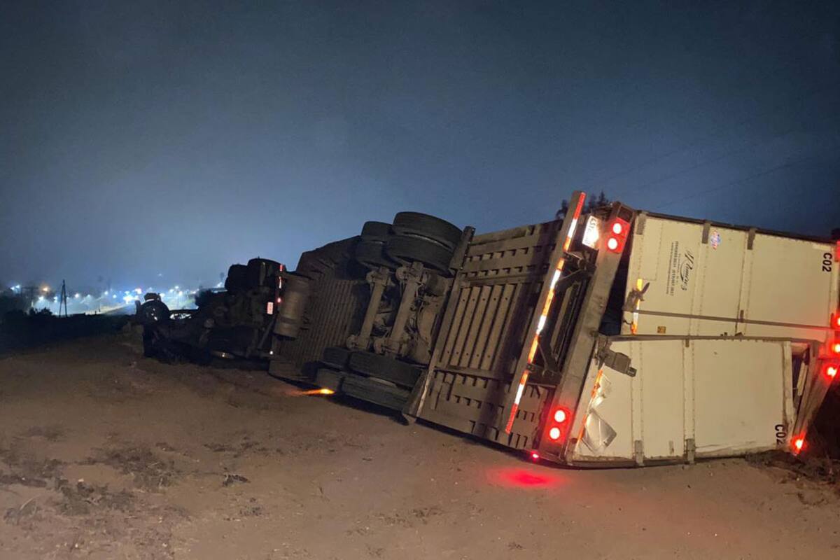 Tráiler que transportaba raíz de fresa vuelca en Punta Colonet