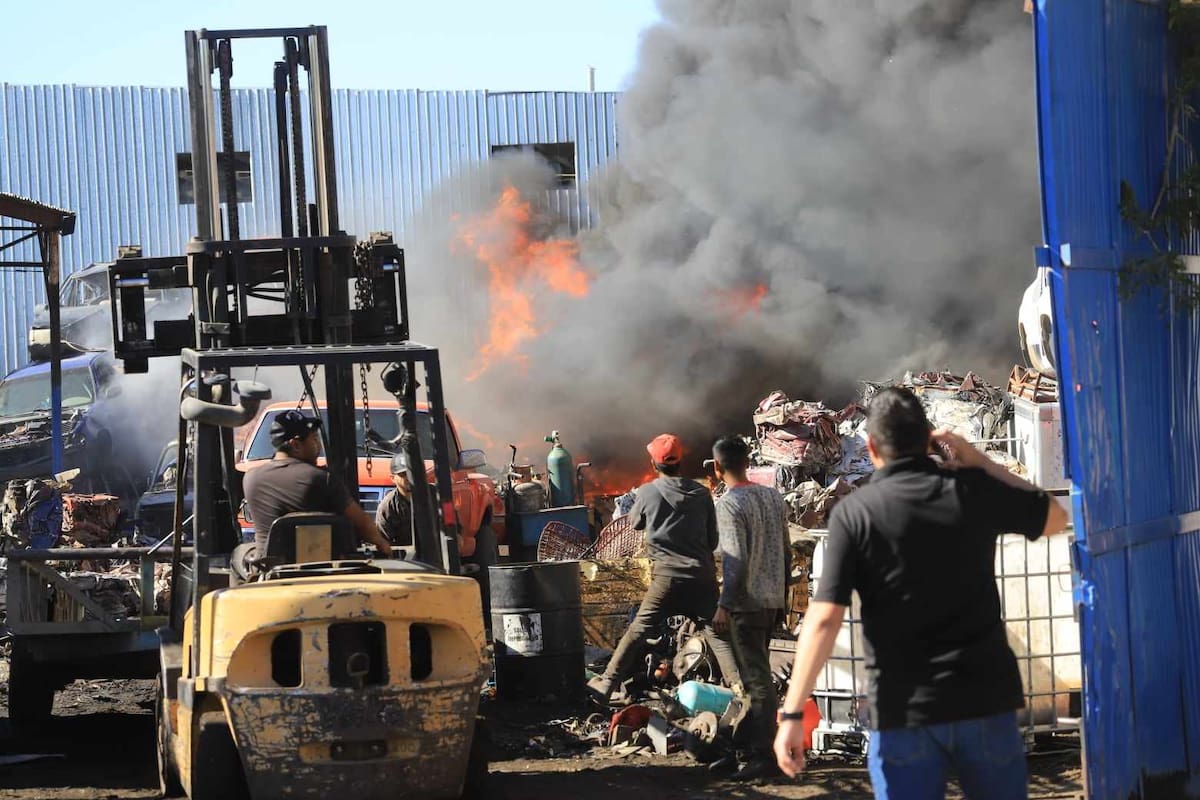 Incendio de yunque ubicado en Roberto Mejía y Justiniano Castro, colonia Unión de Ladrilleros. Atendieron 20 elementos de Bomberos de Hermosillo, Cruz Roja y Policía Municipal. l FOTO Julián Ortega