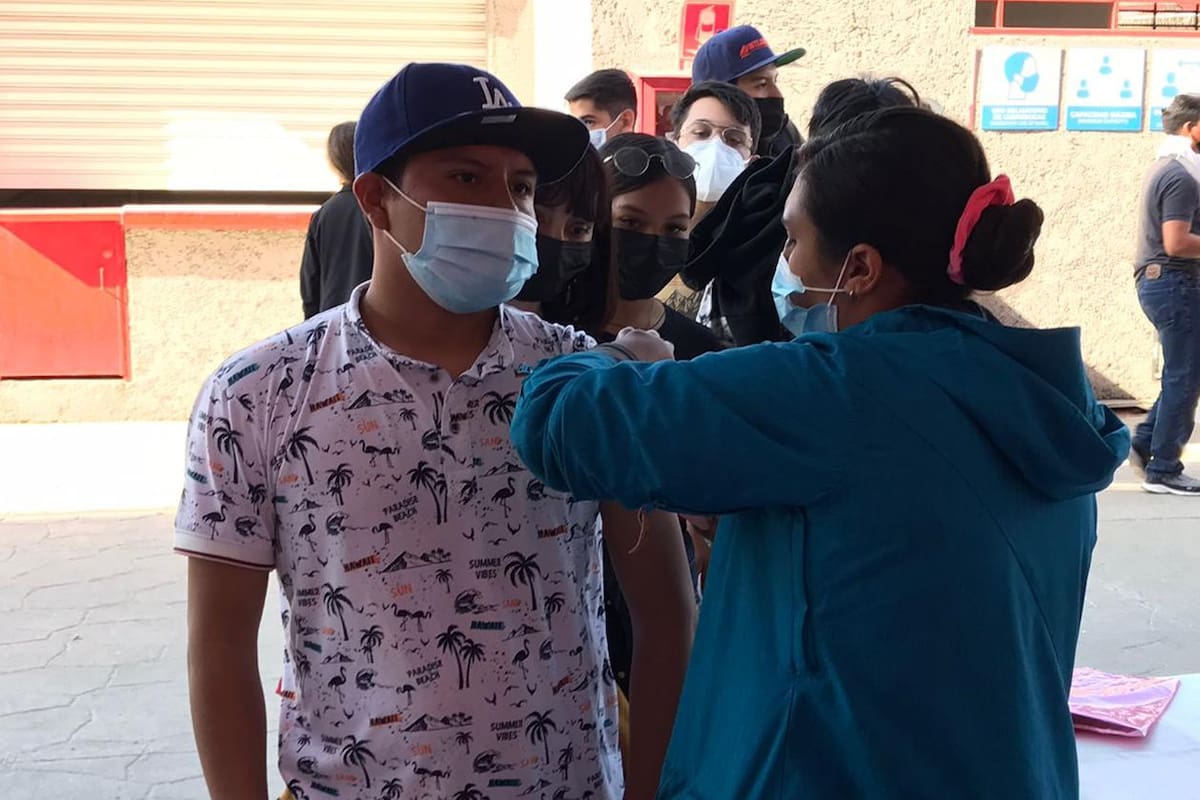 Vacunan a más de 3 mil menores contra Covid-19 en el estadio de Xolos