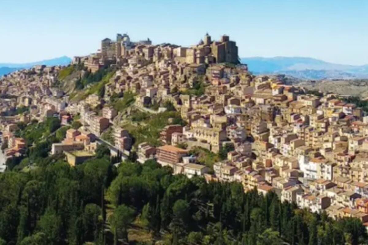 Este pueblo italiano ofrece casas a un euro con vistas al Vesubio