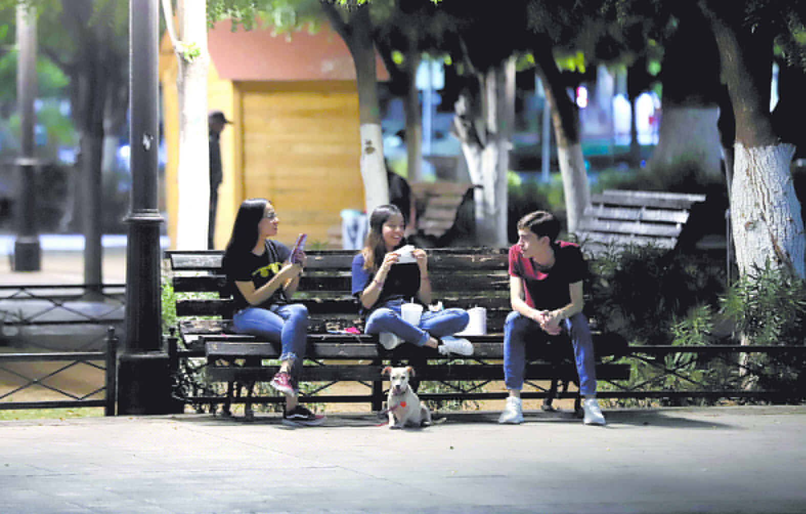A CONVIVIR
Los jóvenes van a distraerse a la Plaza Zaragoza, ya que el semáforo está en color naranja.