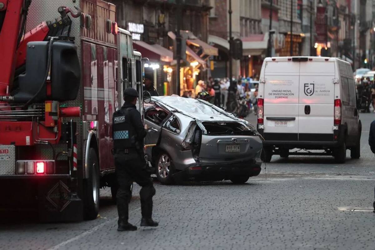 CDMX: Auto cae desde el segundo piso de un estacionamiento; muere 1 persona y 2 resultan lesionadas