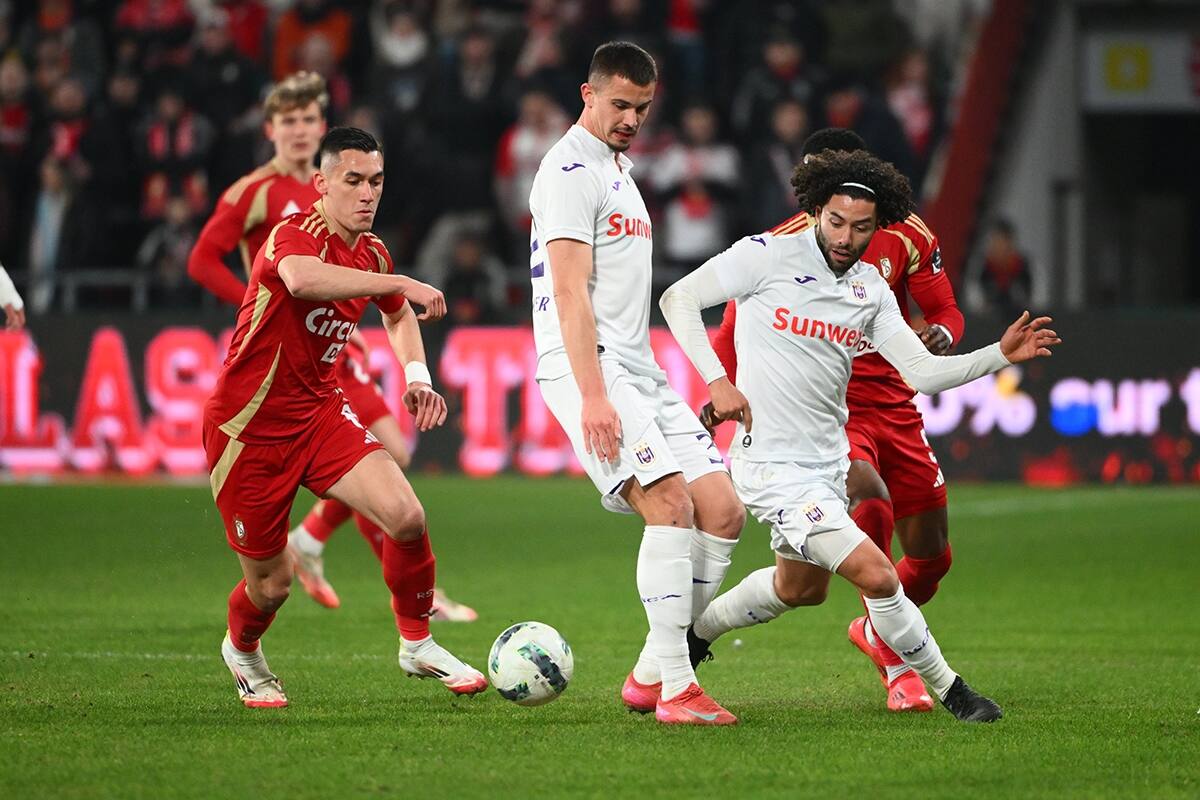 ‘Chino’ Huerta y Anderlecht se llevan el Clásico de Bélgica luego de pegarle al Standard Lieja