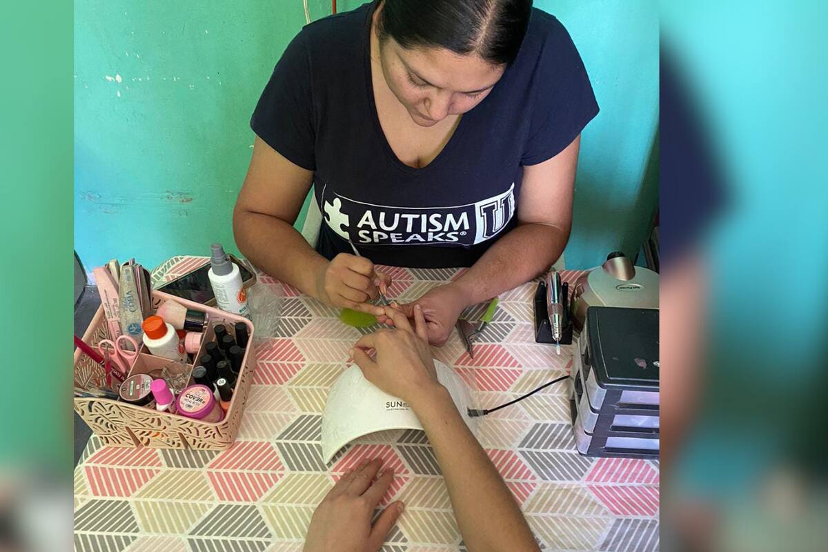 Ofrece su apoyo a jóvenes graduadas de escasos recursos