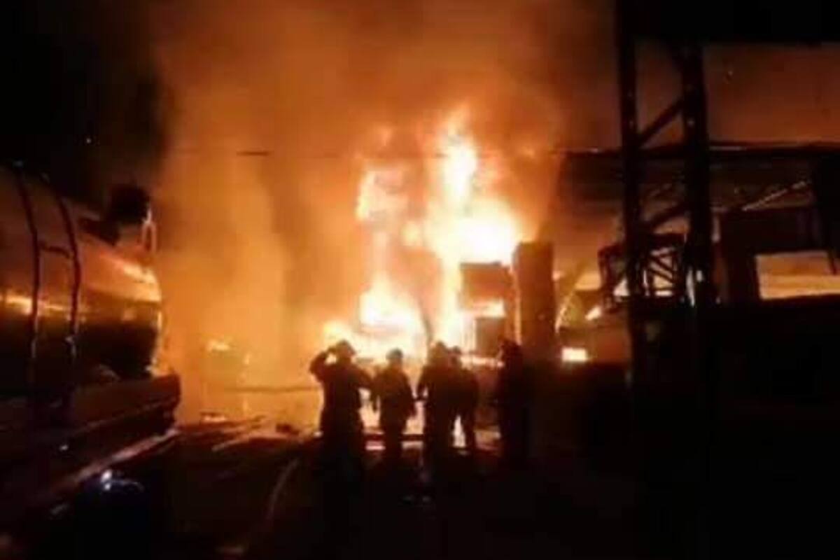 Bomberos apagan incendio de tarimera en el Valle