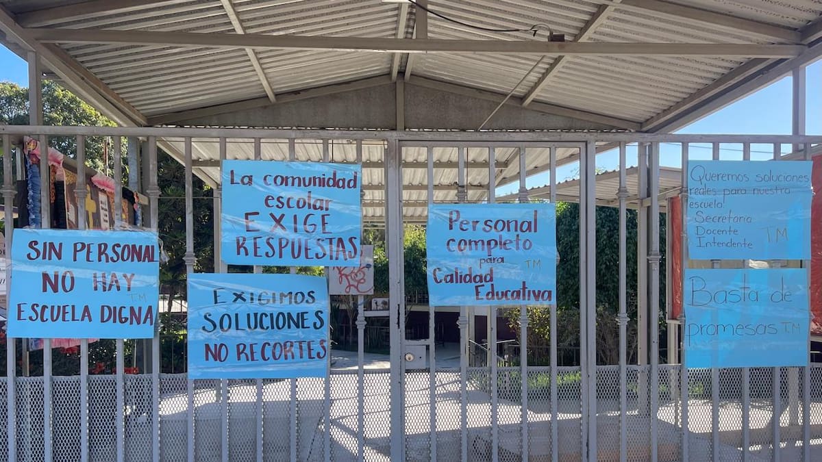 Padres de familia mantienen cerrada primaria en Rosarito hasta que llegue maestro prometido