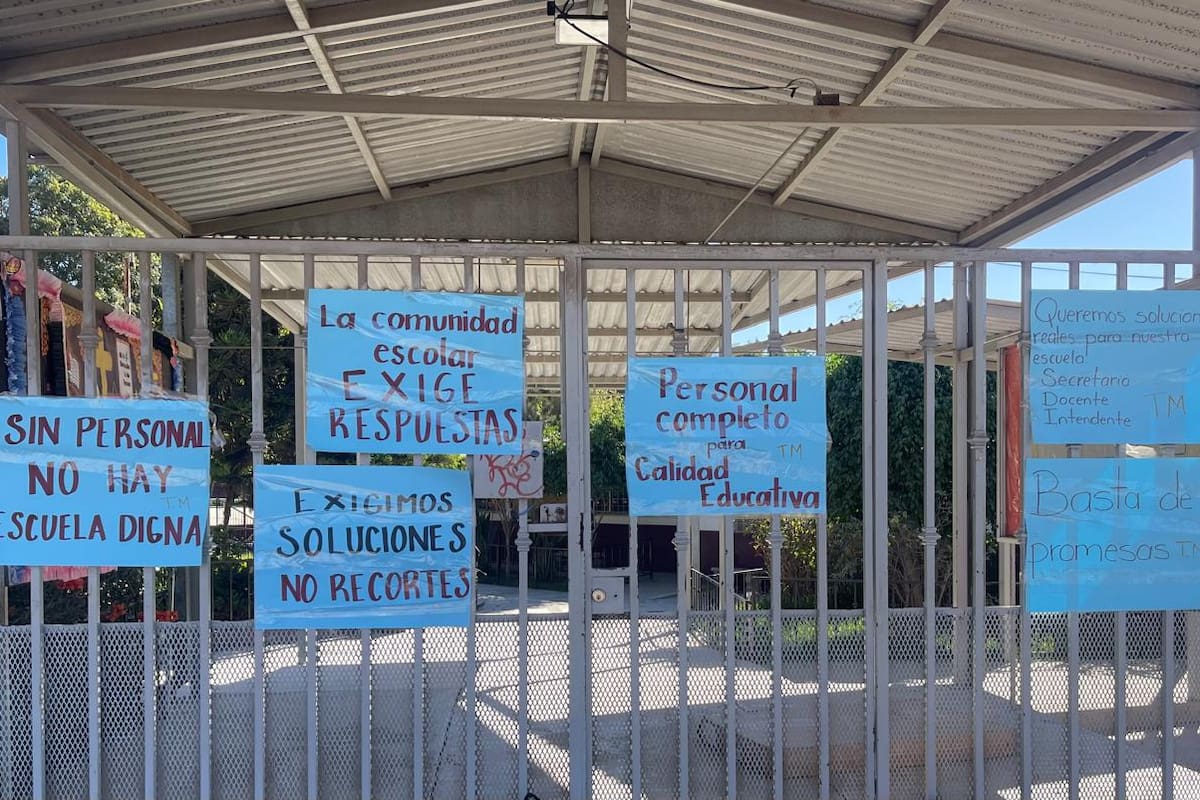 Padres de familia mantienen cerrada primaria en Rosarito hasta que llegue maestro prometido