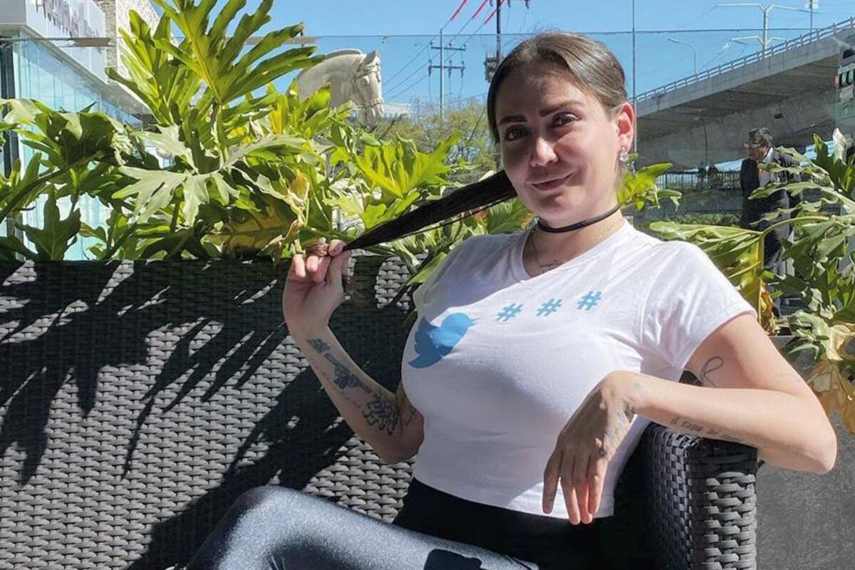 Celia Lora con poca ropa admira una blusa