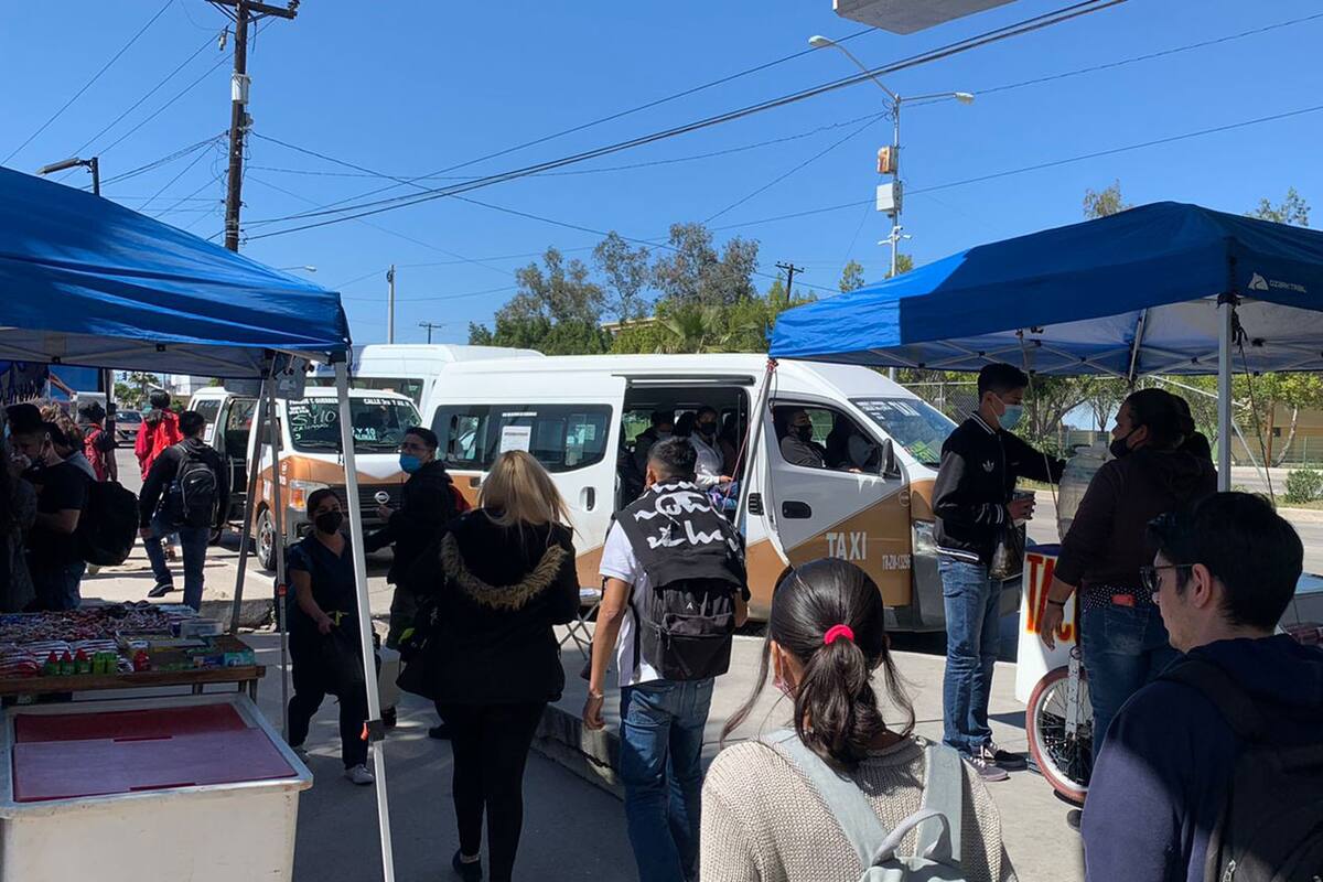 Esperan horas por transporte en UABC, Tijuana